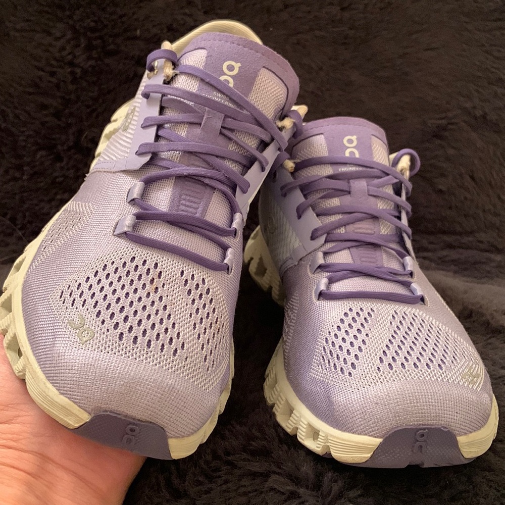 ON RUNNING CLOUD X LAVENDERi -Size 7 Women’s
